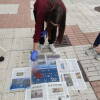 Participantes de proyecto El río empieza aquí fabricando las plantillas para pintar alcantarillas