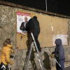 Pegada de carteles Tu Aportas Javier Garrido pegando carteles