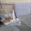 Enseres junto a contenedor de basura