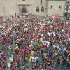 Cientos de personas durante el pregón en la plaza mayor de Béjar