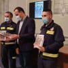 Bomberos de Béjar junto al diputado de cultura durante la presentación del libro en la Salina