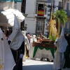 Nazarenos con imagen de la borriquilla al fondo por las calles de Béjar