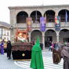 Paso del Santo Sepulcro con La Dolorosa al fondo