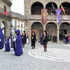 Mujeres con mantilla acompañando a La Dolorosa