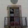 Balcón con escudo en piedra