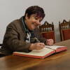 La presidenta del CEB firma en el libro de honor del Casino Obrero