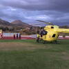 Helicóptero de rescate y ambulancia en el campo de fútbol de Béjar durante la evacuación de un joven desde Peña Negra