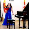 La pianista Marina Fernández Rueda recibe un ramo de flores tras el concierto en Béjar
