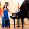 Marina Fernández Rueda saluda al público tras su interpretación al piano en Béjar