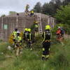 Varios bomberos junto a un deposito de agua durante le simulacro