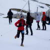 Un corredor por la nieve, animado por varias personas