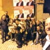 El equipo de Tú Aportas durante la pegada de carteles