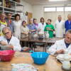 Varias personas modelando piezas de barro