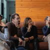 Asistentes atentos escuchando durante la tertulia literaria sobre Recuerdos de una vida