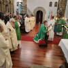 Celebración litúrgica con el obispo en el altar mayor de Santa María de Béjar