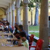 claustro con jugadores de ajedrez disputando partidas