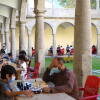 claustro con jugadores de ajedrez disputando partidas