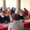 claustro con jugadores de ajedrez disputando partidas
