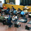Vista de las mesas de ajedre con los participantes en el Torneo
