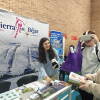 Visitantes prueban gafas de realidad virtual en el stand de Sierra de Béjar - La Covatilla
