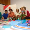 Usuarias de un taller de manualidades de Cruz Roja
