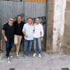 Componentes del grupo Vado Permanente frente al antiguo local de ensayo