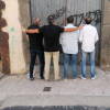 Componentes del grupo Vado Permanente frente al antiguo local de ensayo