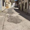 Estado actual de la calle en el acceso a Valdesangil, con el asfalto levantado y sin reasfaltar.