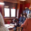 Reyes Maroto firmando en el libro de honor del Ayuntamiento