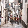 El pelotón subiendo por las calles de Candelario (Foto: Unipublic/Charly López)