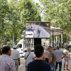 Aficionados siguiendo La Vuelta desde el parque municipal de Béjar