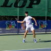 Jugador de tenis golpeando la pelota en un partido