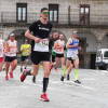 Corredores de la XXX media maratón a su paso por la Plaza Mayor