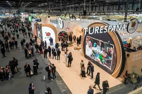 Vista general de los pabellones de FITUR en IFEMA Madrid, con visitantes recorriendo los diferentes stands turísticos, entre ellos el de Turespaña.