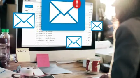 Pantalla de ordenador con iconos de correo electrónico