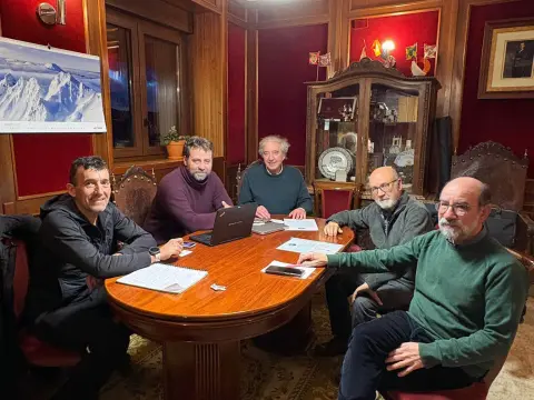 Representantes de La Lanzadera junto al alcalde de Béjar y Miguel Heras durante la reunión del 29 de enero