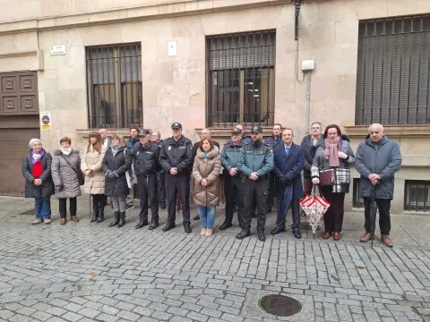 Autoridades, personal de la Subdelegación del Gobierno en Salamanca y miembros de las fuerzas de seguridad durante el minuto de silencio en repulsa por el asesinato machista de María Antonia, ocurrido el 28 de septiembre en Badajoz.
