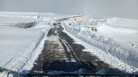 Acceso a la estación de esquí Sierra de Béjar–La Covatilla cubierto de nieve tras el temporal invernal