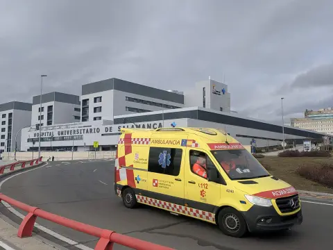 Ambulancia circulando junto al Hospital Universitario de Salamanca