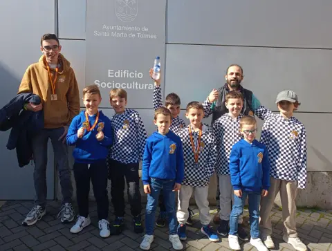Alumnos de la Escuela de Ajedrez Béjar con sus medallas en la final de los Juegos Escolares celebrada en Santa Marta de Tormes