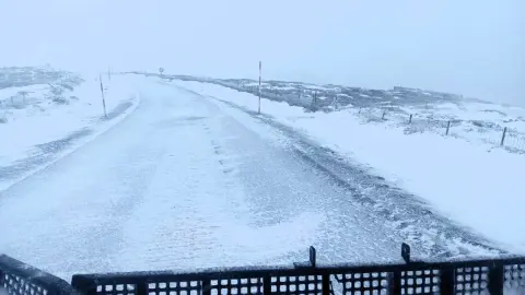 Carretera de acceso a La Covatilla cubierta de nieve y hielo durante un episodio de nevadas en la Sierra de Béjar.