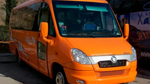 Minibús de la empresa Viagon Salamanca de color naranja
