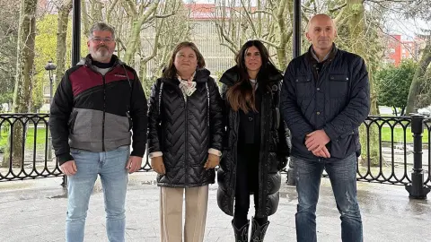Chabela de la Torre acompañada de Eusebio Sánchez, Manuel Hernández y otros integrantes de la formación
