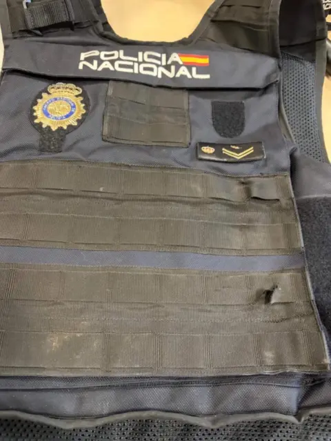 Chaleco antibalas del agente que fue atacado. Presenta un corte en la parte intefior derecha