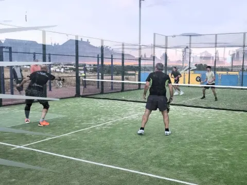 Partido del Trofeo de Pádel de la Diputación de Salamanca en una pista municipal de la provincia
