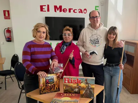 Presentación del Espacio Joven El Mercao en Béjar con responsables municipales y juegos