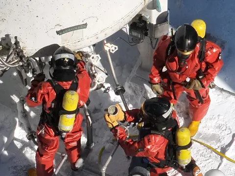 Equipo de emergencias tecnológicas taponando la fuga de gas natural licuado en el complejo industrial de Fuentes de Béjar