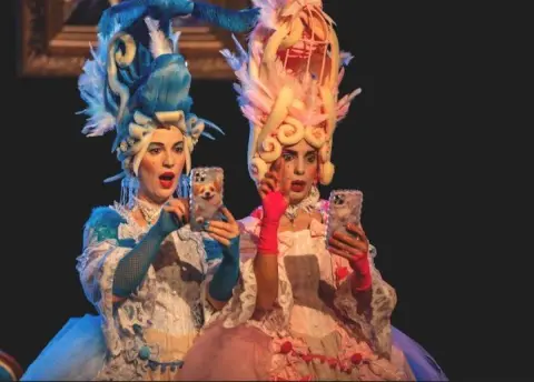 Actrices de Las preciosas ridículas durante la representación en escena con vestuario colorista