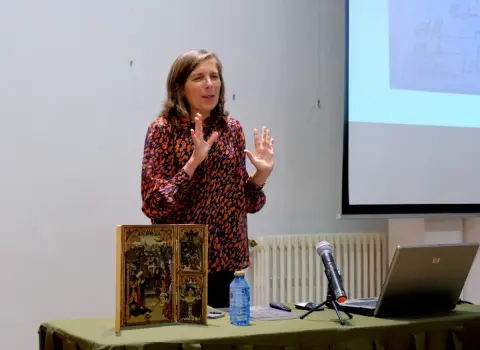 Charo García de Arriba durante la charla del Tríptico del Zarzoso en Béjar