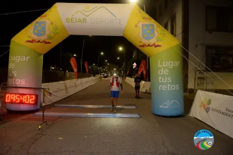 Eduardo Díaz cruza la meta de la Ruta Vetona Ultra en Béjar durante una edición de Kilómetros Solidarios